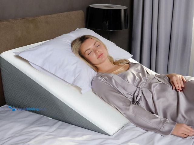 Lot 49-3431455 - Kolbs Extra Wide Bed Wedge Pillow for Sleep Apnea, Acid Reflux, and Back Pain Relief, with Chic Jacq...