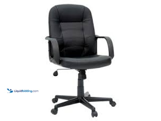 Lot 49-5553013 - Room Essentials Office Chair Bonded Leather Black MODEL:042666107365 UNUSED.