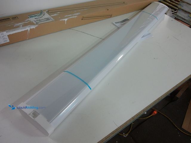 Lot 49-3472637 - Commercial Electric 1-Pack 48 in. 4000 Lumens Integrated LED White Wraparound Light 4000K Bright Whi...