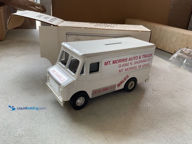 Lot 49-3609240 - Other ERTL 1/43 SCALE DIECAST WALK-IN VAN BANK NEW IN BOX JIM DANIELS