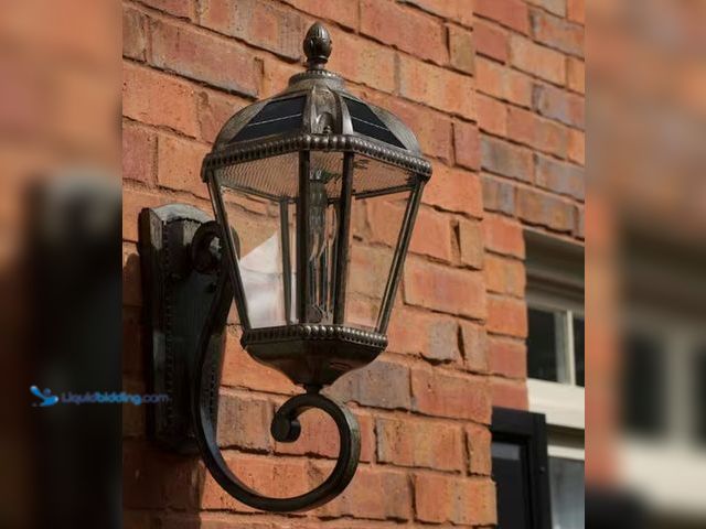 Lot 49-1631268 - GAMA SONIC Royal Bulb Bronze 1-Light Solar Wall Lantern Sconce, Outdoor Waterproof Dusk to Dawn Warm...