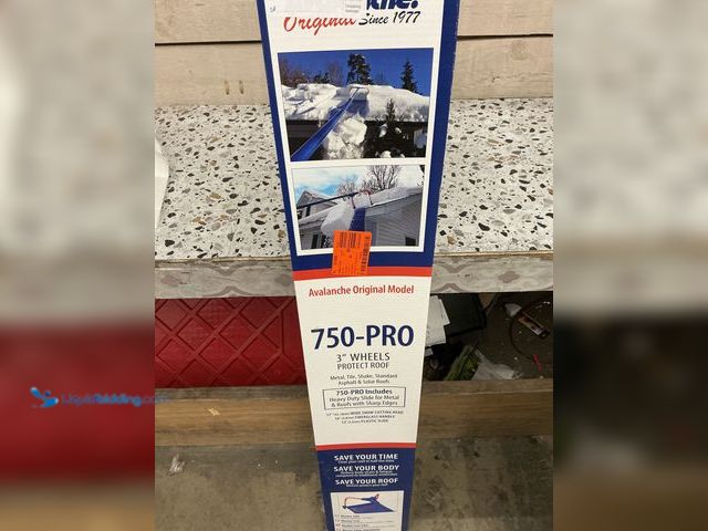 Lot 49-5485665 - Avalanche 186 in. Fiberglass Handle Roof Snow Removal System. Model # AVA750. used.