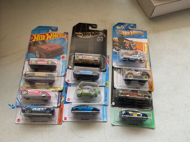 Lot 49-1804510 - 12 NEW HOT WHEELS.