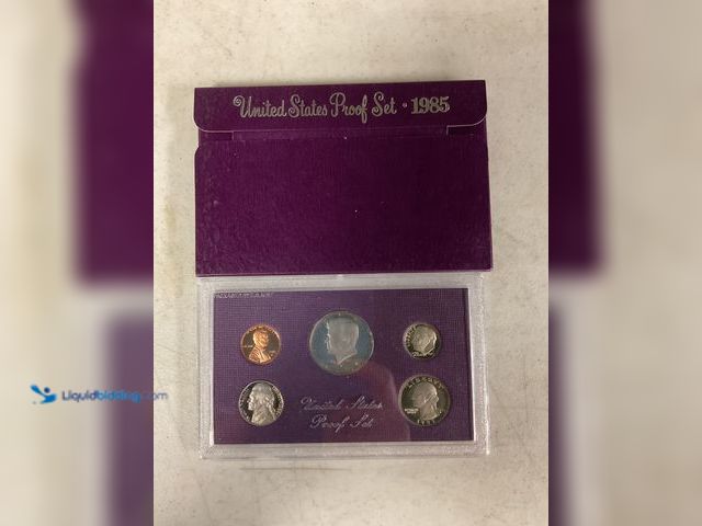 Lot 49-1505667 - 1985 UNITED STATES PROOF SET 5 COINS IN HARD PLASTIC CASE WITH ORIGINAL SLEEVE #COINS1211