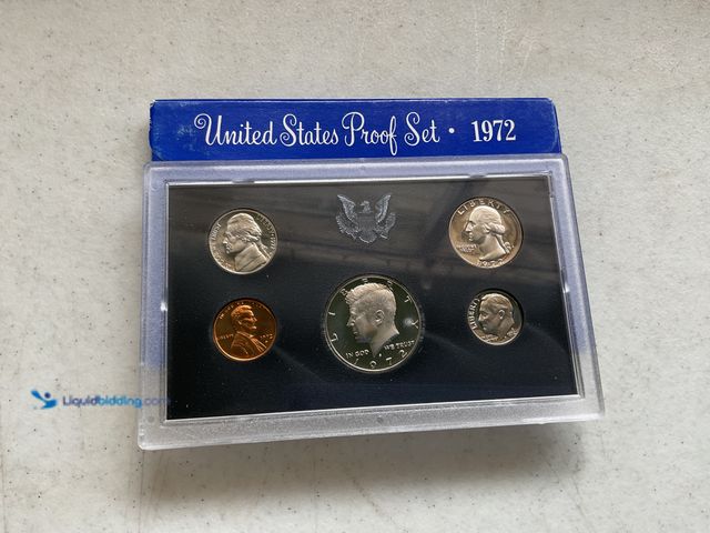 Lot 49-5350192 - 1972 UNITED STATES PROOF SET 5 COINS IN HARD PLASTIC CASE AND ORIGINAL SLEEVE   #COIN