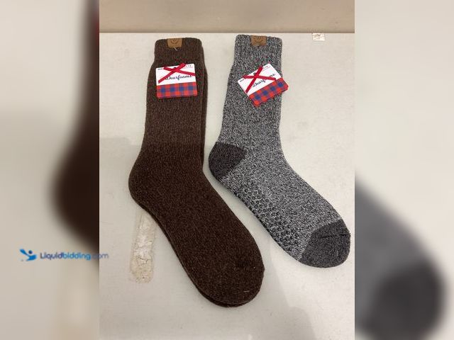Lot 49-2009284 - Other WOW AN AMAZING LOT OF 2 DEARFOAMS LONG FUZZY SOCKS MENS SIZE 7-12 ONE WITH GRIPPY BOTTOMS AND ...