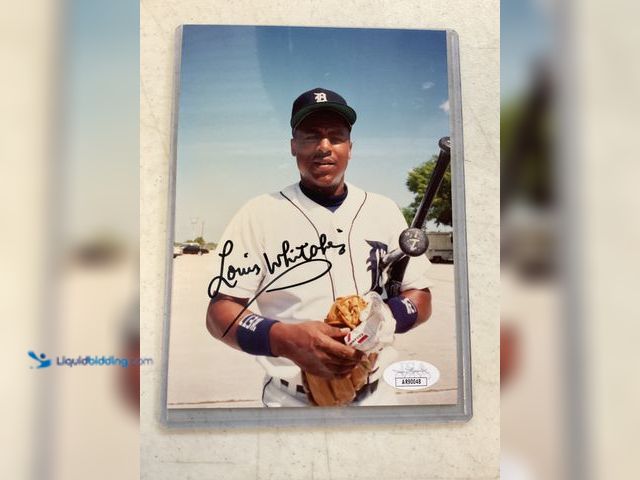 Lot 49-1810288 - COLLECTIBLE DETROIT TIGERS LEGEND LOU WHITAKER AUTOGRAPHED 5X7 PHOTO WITH JSA COA
