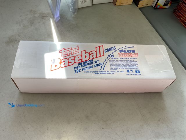 Lot 49-1810373 - COLLECTIBLE FACTORY SEALED 1992 TOPPS BASEBALL COMPLETE 792 CARD FACTORY SET