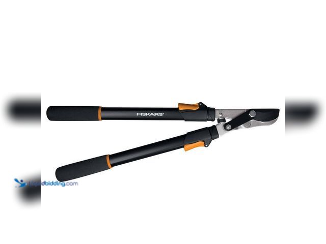Lot 49-5520389 - Fiskars
1-3/4 in. Cut Capacity Steel Blade, 25 in. - 37 in. Power-Lever Bypass Lopper with Extendab...