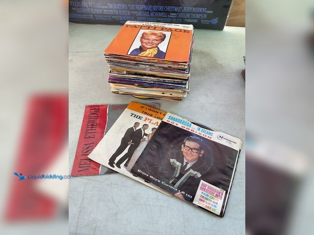 Lot 49-1505804 - COLLECTIBLE 60+ VINYL 45RPM RECORDS VARIOUS GENRES AND ARTISTS