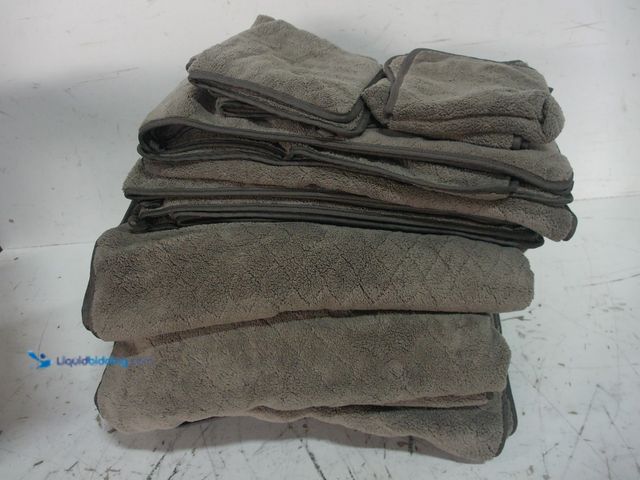 Lot 49-1629068 - Luxury bath towel set, 4 of each: towel, hand towel, washcloth, Unused.   Ref#CRS0707