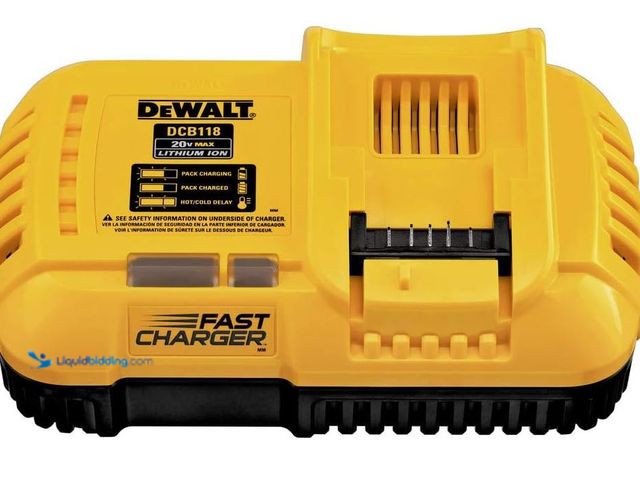 Lot 49-5551391 - DEWALT 20V MAX/FLEXVOLT Lithium-Ion, Fan Cooled Rapid Battery Charger (DCB118), Unused, works