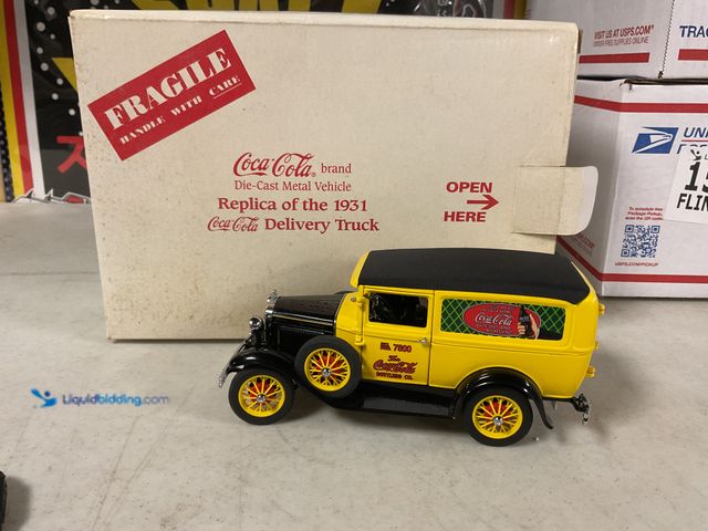 Lot 49-1505197 - COLLECTIBLE RARE HIGH END DETAILS DANBURY MINT 1931 COCA COLA DELIVERY TRUCK IN ORIGINAL BOX 1/24 SC...