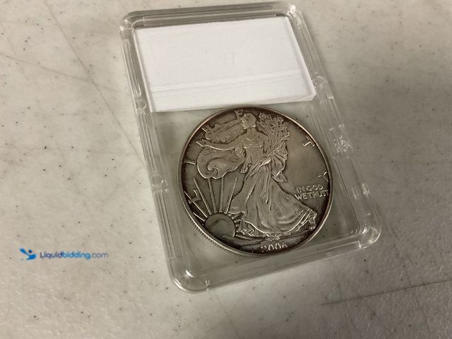 Lot 49-1811329 - SILVER EAGLE ONE OZ .999 FINE SILVER COIN