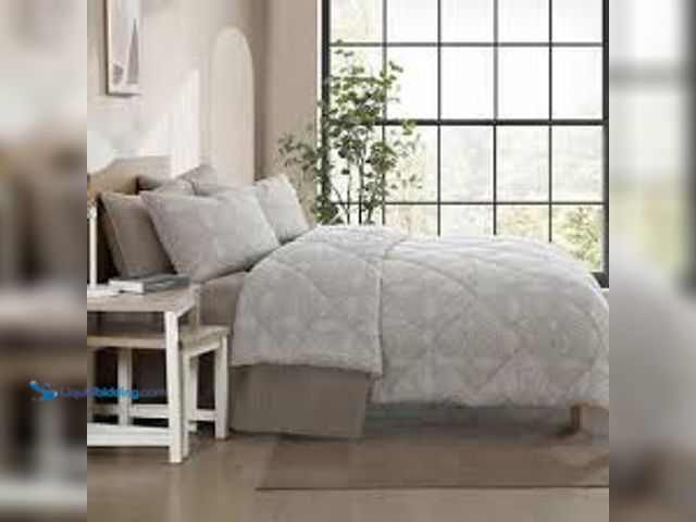 Lot 49-5406318 - Jennifer Adam Reversible 6piece Landen Comforter Set, Unused.