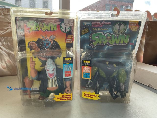 Lot 49-3503740 - Other LOT OF 2 MCFARLANE’S SPAWN ACTION FIGURES WITH COMIC BOOKS INCLUDING CLOWN AND TREMOR. ORIGINA...