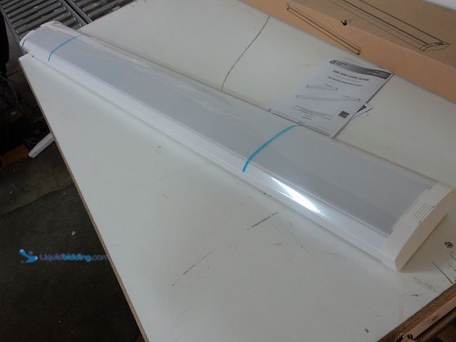 Lot 49-3472639 - Commercial Electric 1-Pack 48 in. 4000 Lumens Integrated LED White Wraparound Light 4000K Bright Whi...