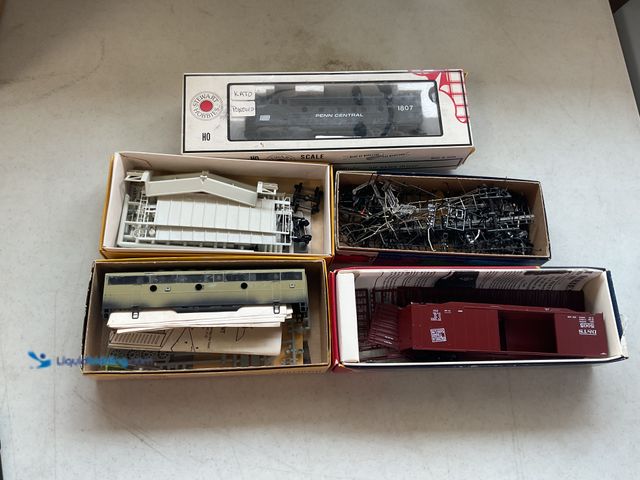 Lot 49-1804538 - 5 VINTAGE HO SCALE TRAIN CARS.