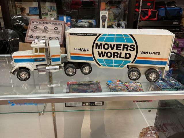 Lot 49-1810322 - COLLECTIBLE VINTAGE U-HAUL MOVERS WORLD PRESSED STEEL SEMI TRUCK AND TRAILER