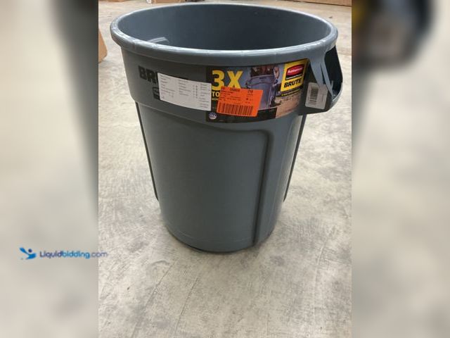 Lot 49-5485934 - Rubbermaid Commercial Products. BRUTE 32 Gal. Grey Vented Plastic Outdoor Trash Can with Lid For Res...