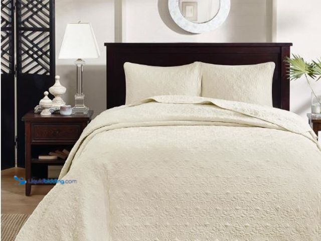 Lot 49-1558942 - Madison Park Quebec Queen Size Quilt Bedding Set - Ivory , Damask – 3 Piece Bedding Quilt Coverlets ...