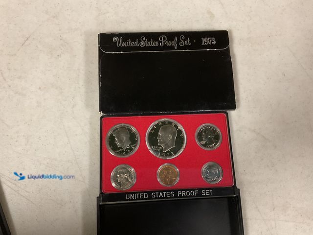 Lot 49-1505664 - 1973 UNITED STATES PROOF SET 6 COINS IN HARD PLASTIC DISPLAY AND ORIGINAL SLEEVE #COINS1211