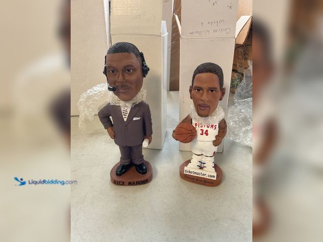 Lot 49-3503765 - Other LOT OF 2 DETROIT PISTONS FAN GIVEAWAY NIGHT BOBBLEHEADS IN ORIGINAL BOXES INCLUDING RICK MAHOR...