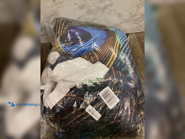 Lot 49-5415357 - King size peacock comforter with pilliow cases. Unused.