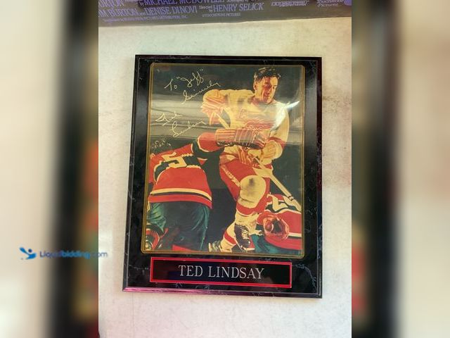 Lot 49-5450034 - VERY NICE DETROIT RED WINGS LEGEND TED LINDSAY AUTOGRAPHED 8X10 PHOTO PLAQUE WITH NAME PLATE