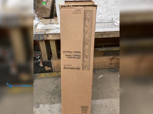 Lot 49-5460877 - Armstrong 480 Country Classic Plank. Item is Unused