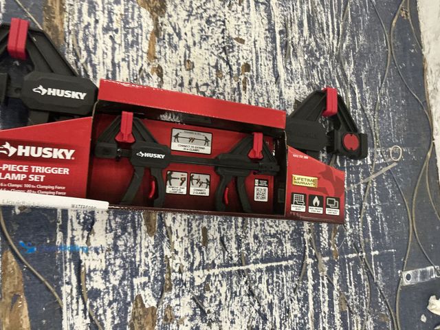 Lot 49-5553402 - Husky 4-Piece Trigger Clamp Set Quick-Release Bar Clamps MODEL:1012751399 NEW.