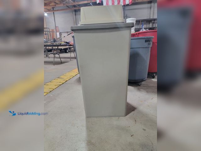 Lot 49-1816045 - 1 Trash Can Square removable lid trash can
