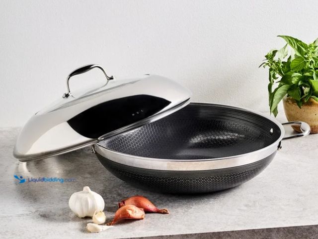 Lot 49-5538970 - HexClad Hybrid 14" Wok with Lid. Item 1394636 | Model 859006007441. Unused