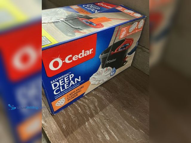 Lot 49-3539478 - O-Cedar
EasyWring Deep Clean Microfiber Spin Mop w/ Bucket System, 1 Machine Washable Mop Head Refi...