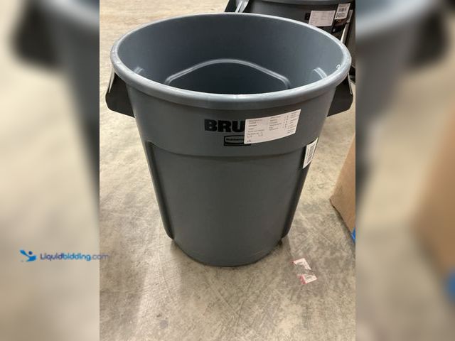 Lot 49-5485932 - Rubbermaid Commercial Products. BRUTE 32 Gal. Grey Vented Plastic Outdoor Trash Can with Lid For Res...