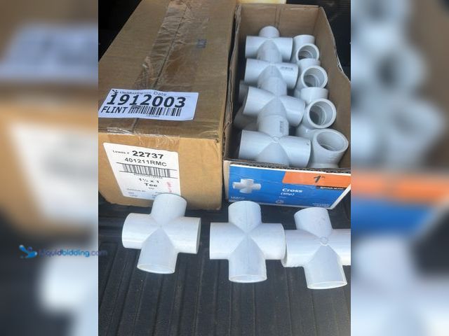 Lot 49-1912003 - 15 New Lasco  pvc 1inch Cross (slip)