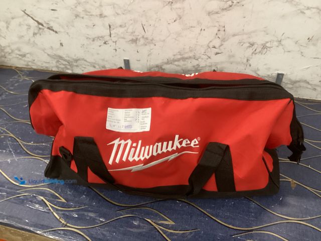 Lot 49-3539673 - Milwaukee Circular Saw 165 mm Item is used with bag, tested/works