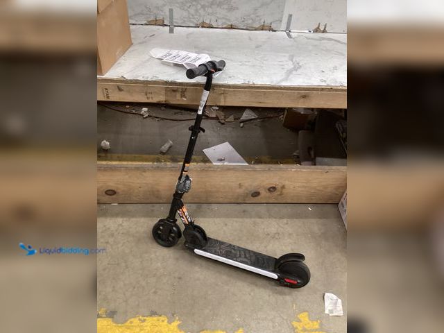 Lot 49-5542506 - Jetson Outdoor Scooter (Black) Used with scuffs and charger