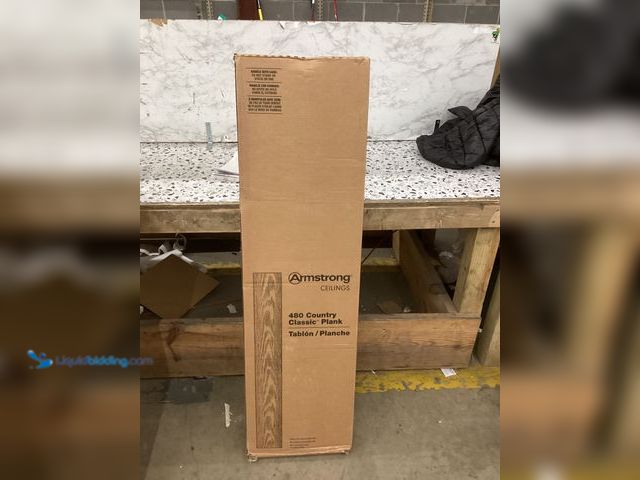 Lot 49-5460869 - Armstrong 480 Country Classic Plank. Item is Unused