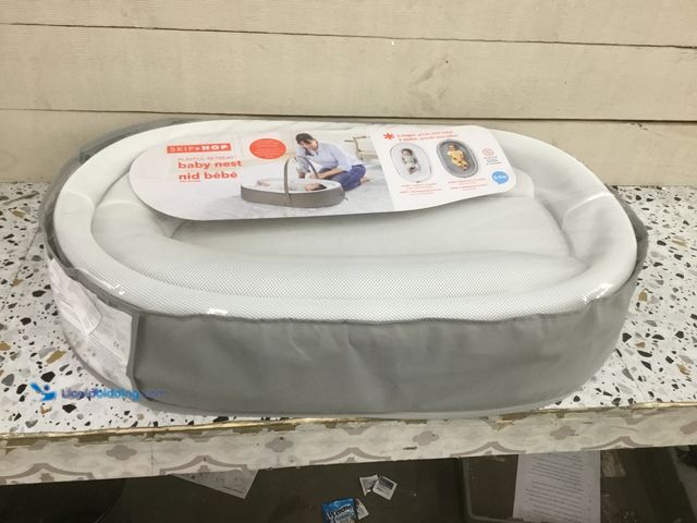 Lot 49-5410947 - Skip Hop Shooting Star Sweet Retreat 2 Stage Baby Lounger. [Style # 195861032243] Unused