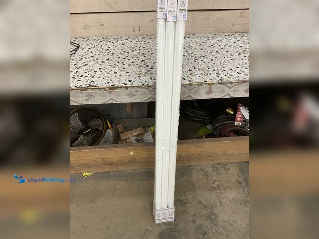 Lot 49-5476328 - Philips 40w 48 In. Daylight Deluxe T12 Bi-pin Fluorescent Tube Light Bulb). Item is Unused 3pk