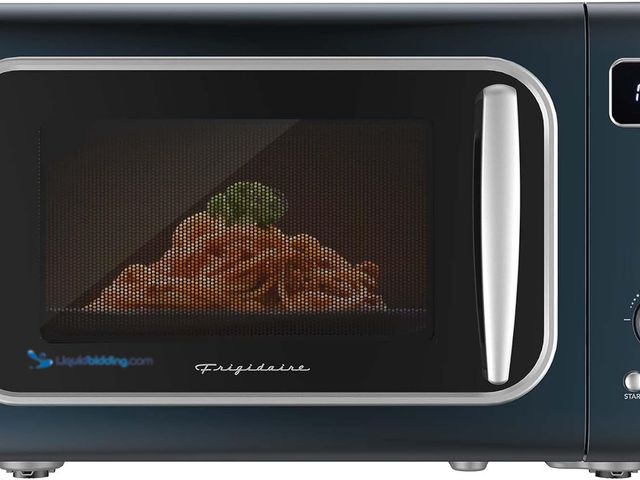 Lot 49-3563495 - FRIGIDAIRE EMW788RETRO 0.7 cu. ft. Retro Microwave, Azure-Argent. Model: EMW788RETRO. Unused