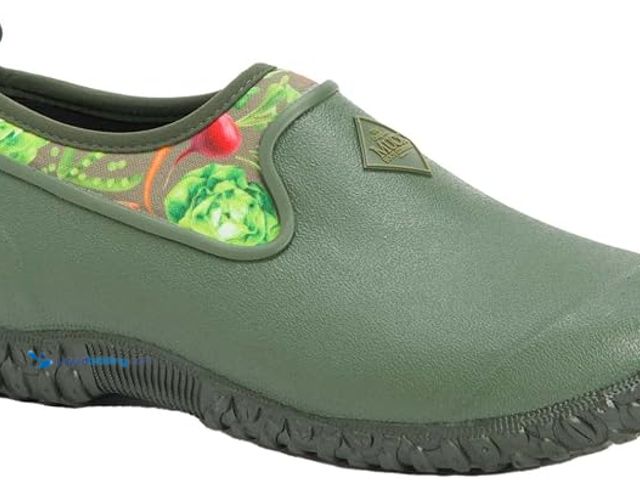 Lot 49-5544062 - SIZE 5 - Women's Muckster Low, Green, (M). Model: B083VR8SJC. Unused