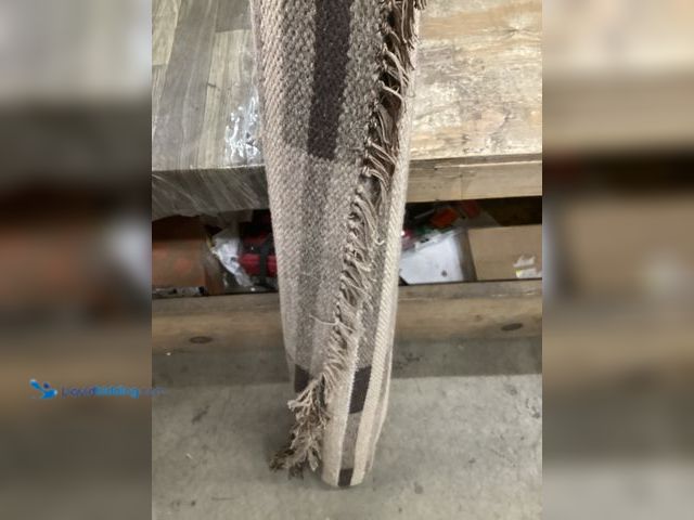 Lot 49-5448603 - 5' x 7' area Rug. Unused