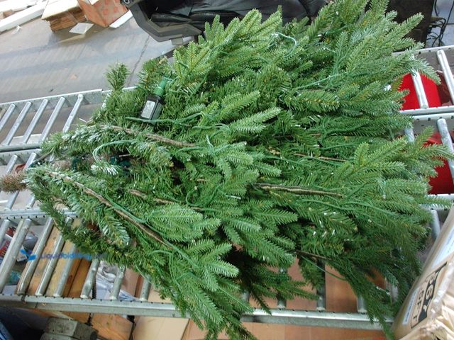 Lot 49-1542255 - 7.5 Ft Christmas Tree, Green, Slightlyused, Tested works.   Ref#HOL-1113