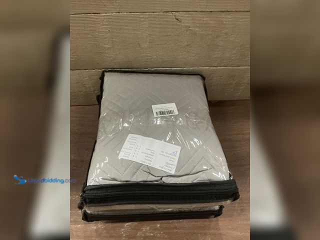 Lot 49-5484590 - Waterproof and Non-Slip Dog Bed Cover and Pet Blanket Sofa Pet Bed Mat ，car Incontinence Mattress Pr...