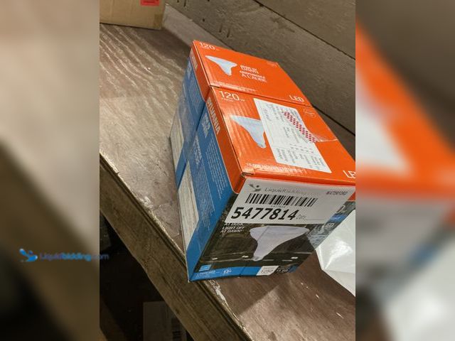 Lot 49-5477814 - LEDVANCE Sylvania Dusk to Dawn PAR38 LED Light Bulb with Auto On/Off Light Sensor, 120W=14W, 1250 Lu...