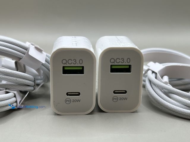 Lot 49-1805006 - New phone charger lot 8 PCS comes with two blocks and 6 "C TO C" cords