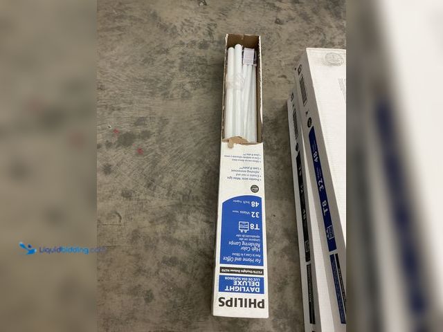 Lot 49-5476362 - Philips Daylight deluxe T12 40WATTS 48 Inch. (qty 8 in box) Item is Unused (missing two)