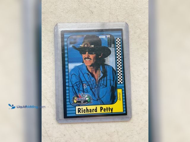 Lot 49-3708151 - Other NASCAR LEGEND RICHARD PETTY AUTOGRAPHED RACING CARD